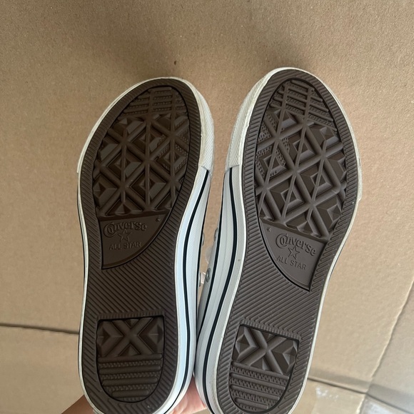 Kids Leather Converse BRAND NEW NEVER WORN - Picture 3 of 3